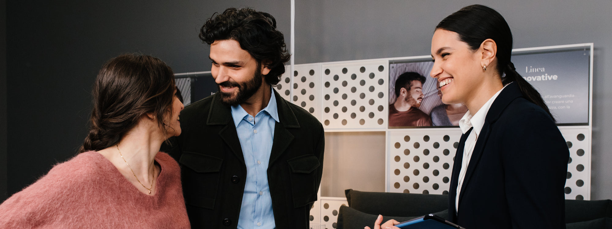 Coppia riceve consulenza personalizzata da una Consulente del Riposo in un Dorelan Store.